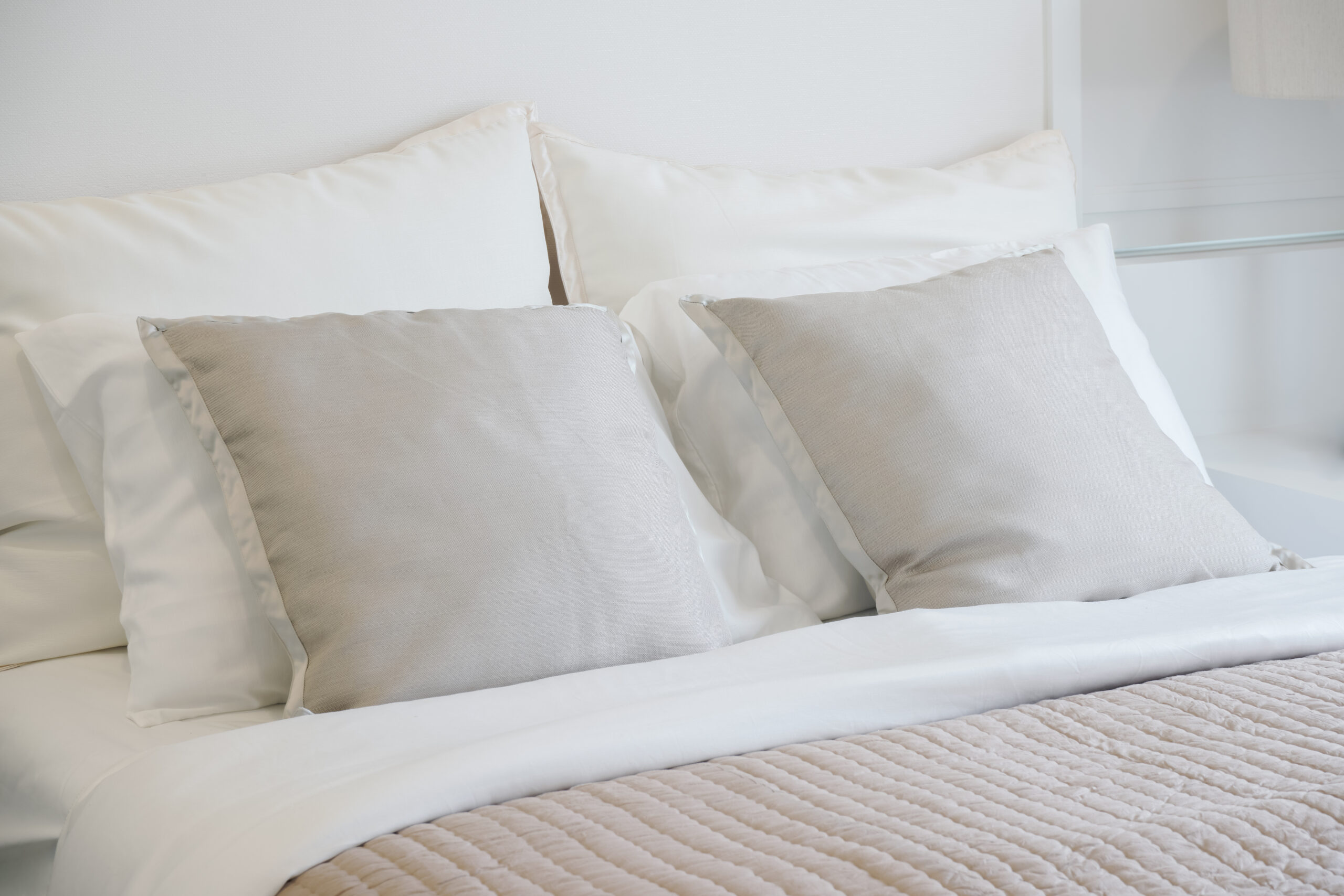 Light gray pillow setting on bed in nice vibe bedroom modern interior style Anwendungsbereich Wohnraum